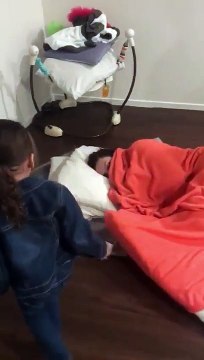 Cette petite fille surprend sa mère en la visitant dans la base militaire où elle travaille.