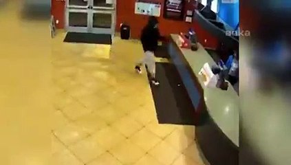 Soygun için girdiği restoranda yemek yiyen polislerle karşılaşınca...