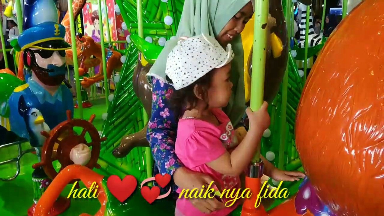 Fida lagi senang bermain mobil mobilan di pesona square depok