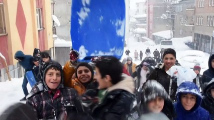 Çocuklar mahalle yolunu kayak pistine çevirdi - HAKKARİ