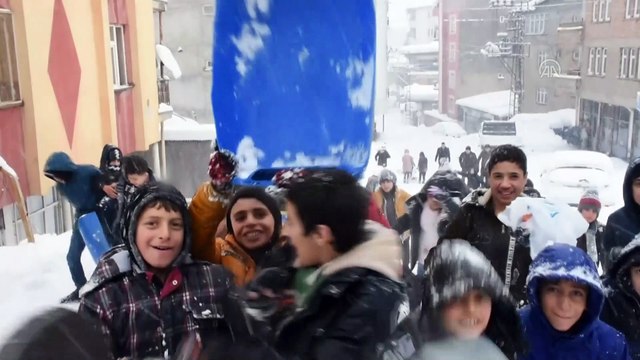 Çocuklar mahalle yolunu kayak pistine çevirdi - HAKKARİ