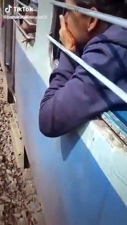 Un homme suspendu au compartiment d'un train et perd l'équilibre et dégringole sur les voies ferrées