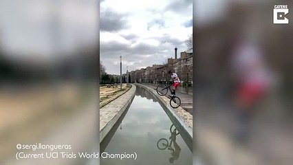 Sergi Llongueras saute un canal à vélo
