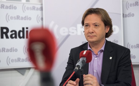 Federico Jiménez Losantos entre vista a Jorge Campos