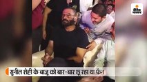 सेल्फी क्लिक करवाते हुए बार-बार बाजू छूने लगा फैन, झल्लाकर सुनील शेट्टी ने दी दूर रहने की सलाह