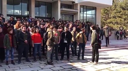 ODTÜ öğrencileri, TGB'lilerin polisle okula girmesine karşı rektörlük önünde toplandı