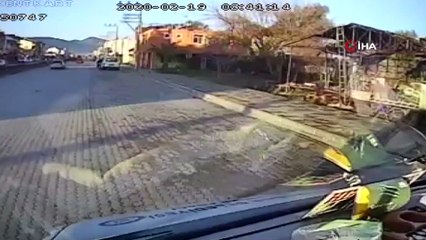 Emniyet kemeri takmayan sürücü otomobilden fırladı... O anlar kamerada