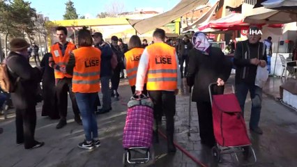 Pazara çıkıp yaşlı vatandaşlara yardım ediyorlar