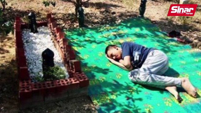 Sedihnya, anak ini lepas rindu di pusara ayah