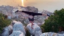 Yoga en équilibre sur les mains.. au bord d'une falaise !