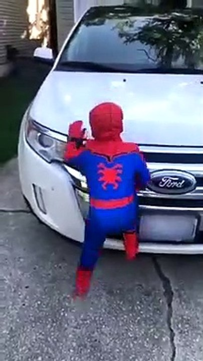 Spiderman galère à escalader une voiture LOL