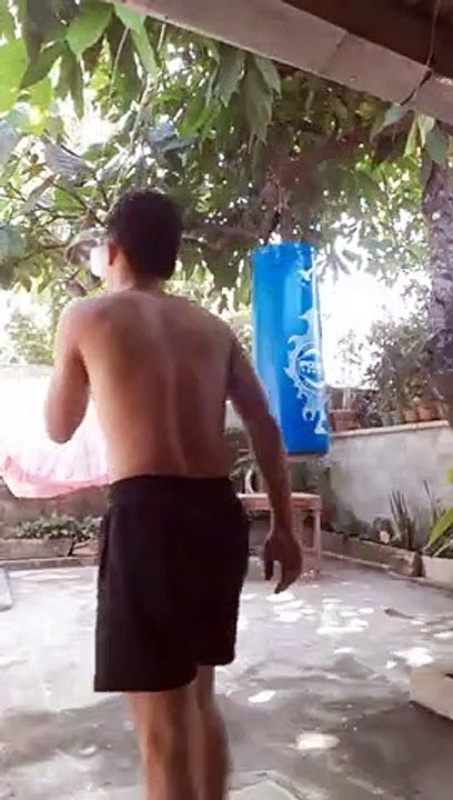 Arts martiaux : Il glisse comme une crotte en se filmant !