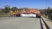 300 concentrados ante Iqoxe por la explosión en La Canonja (Tarragona)