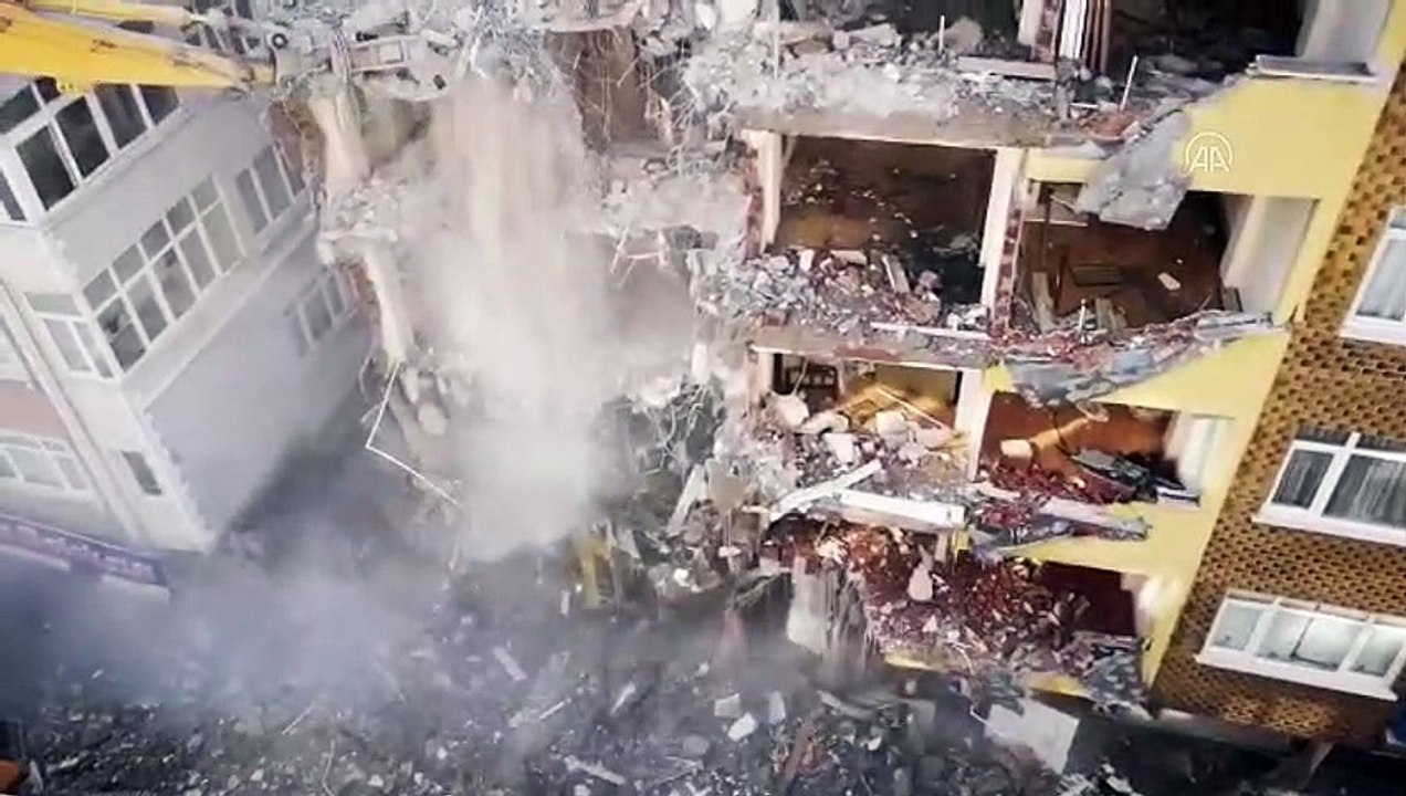 Bahçelievler'de riskli binaların yıkımı devam ediyor - İSTANBUL
