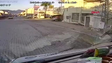 Muğla makas atan sürücü otomobilden böyle fırladı
