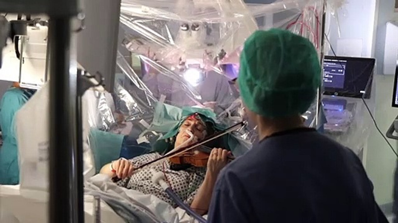 Musikerin spielt während hirn-op geige