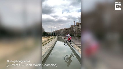 Le rider espagnol Sergi Llongueras traverse un canal à vélo