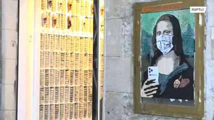 Mona Lisa's mural with mask and smartphone appears in #Barcelona after Mobile World Congress cancellation