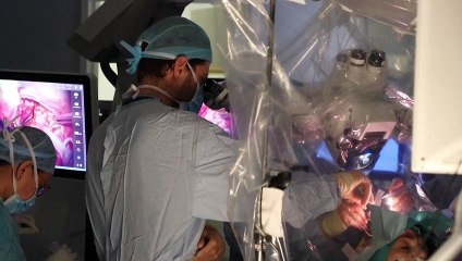 Britânica toca violino enquanto é operada