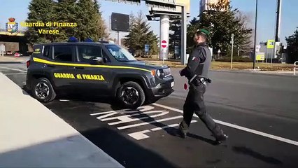 Télécharger la video: Aeroporto Malpensa, multati 50 tassisti abusivi e irregolari (19.02.20)