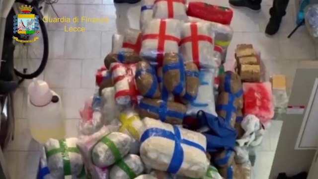 Ora News - Itali: Sekuestrohen mbi 500 kg drogë nga Shqipëria, arrestohet 45 vjeçari italian