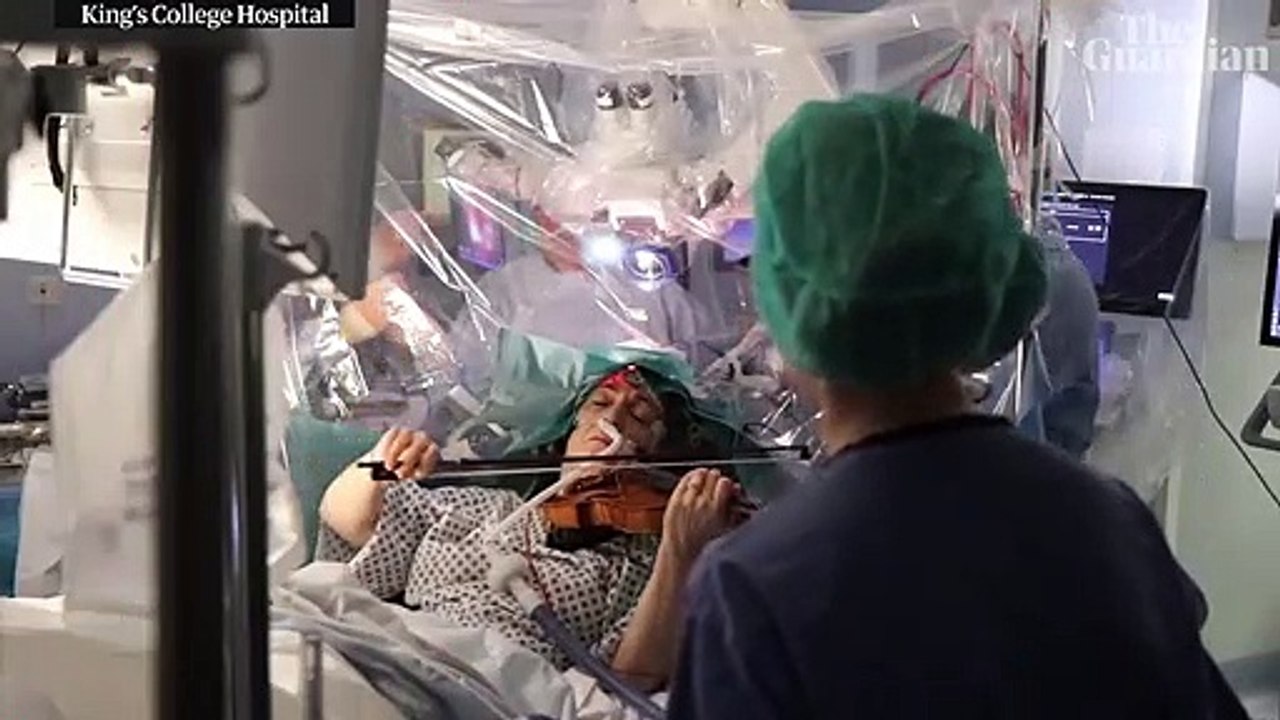 Regardez cette vidéo incroyable d'une violoniste britannique qui a joué de la musique pendant son opération d'une tumeur du cerveau