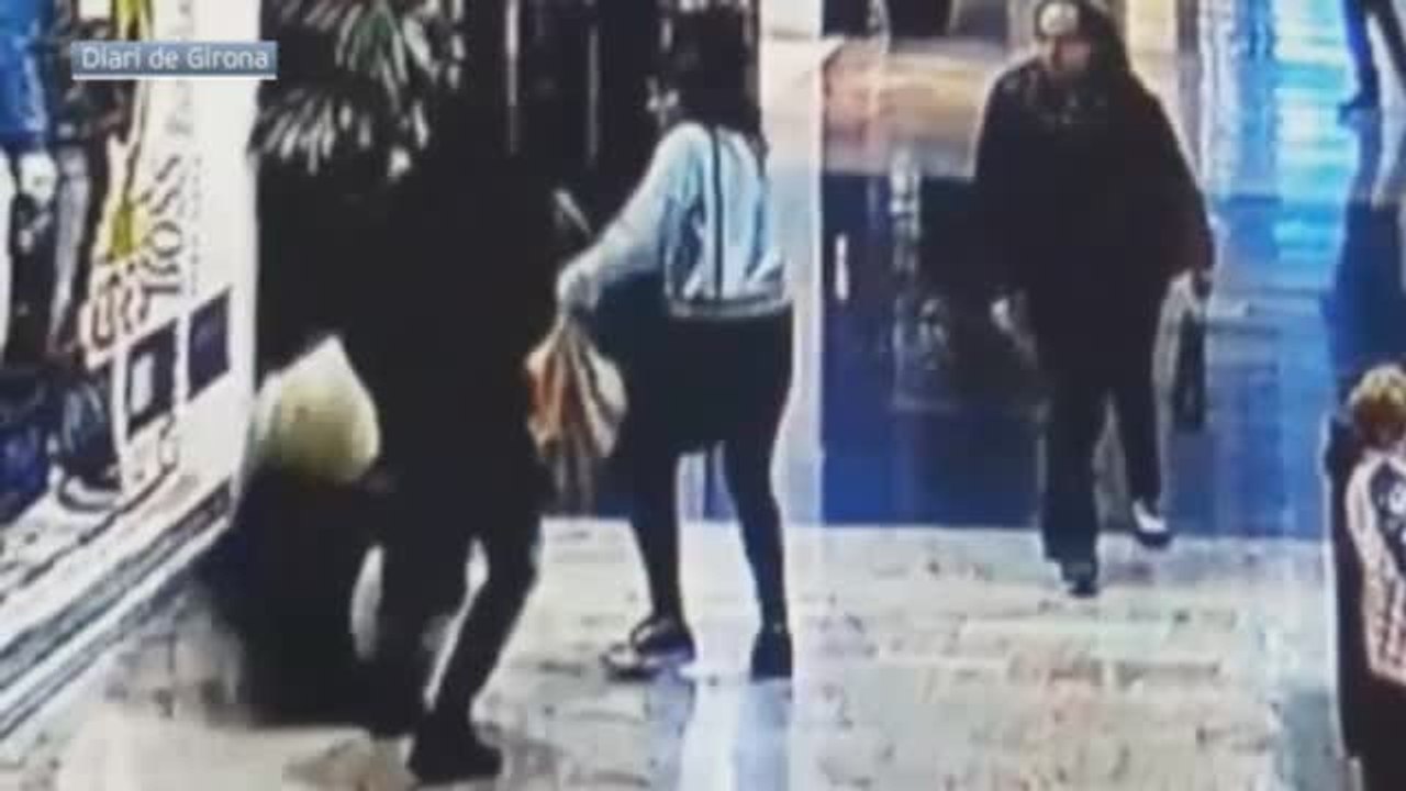 Reducen a un atracador que tiró al suelo a una mujer y la arrastró para quitarle el bolso