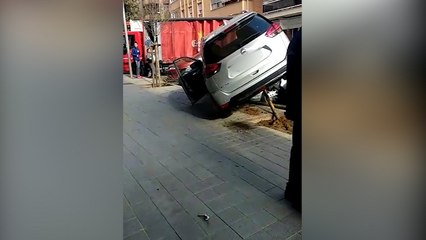 Télécharger la video: Dos peatones, heridos leves en un accidente de coche