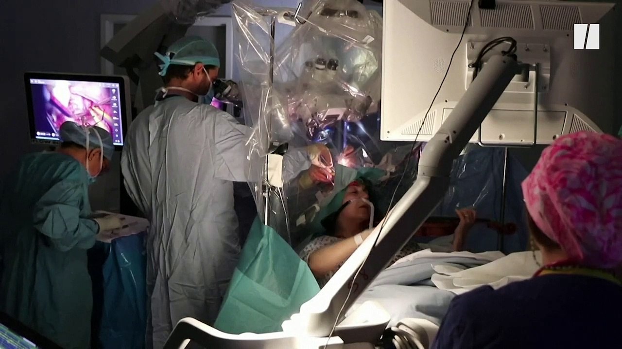 Elle joue du violon pendant son opération du cerveau pour sauver sa main