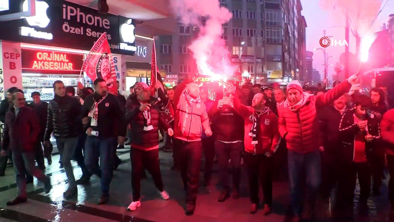 Sivassporlu taraftarlardan hakemlere yürüyüşlü tepki