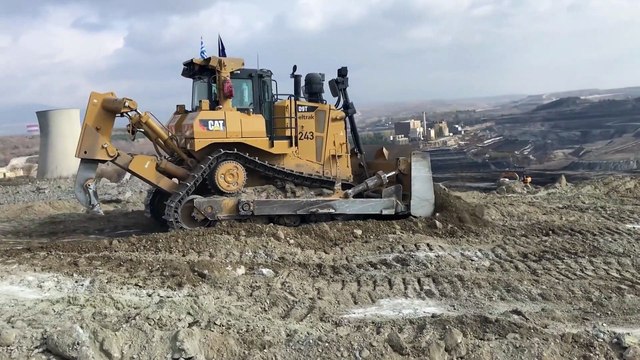 Cat D9T And Komatsu D275AX Bulldozers Ripping And Pushing