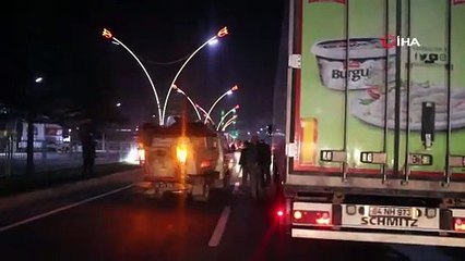 Uşak'ta otomobil tıra arkadan çarptı