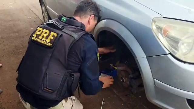 PRF realiza apreensão de eletrônicos em dois veículos com fundos falsos