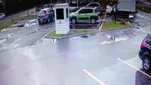 Vídeo mostra momento em que assaltante rouba carro de homem que foi atingido por tiro na orelha em Curitiba
