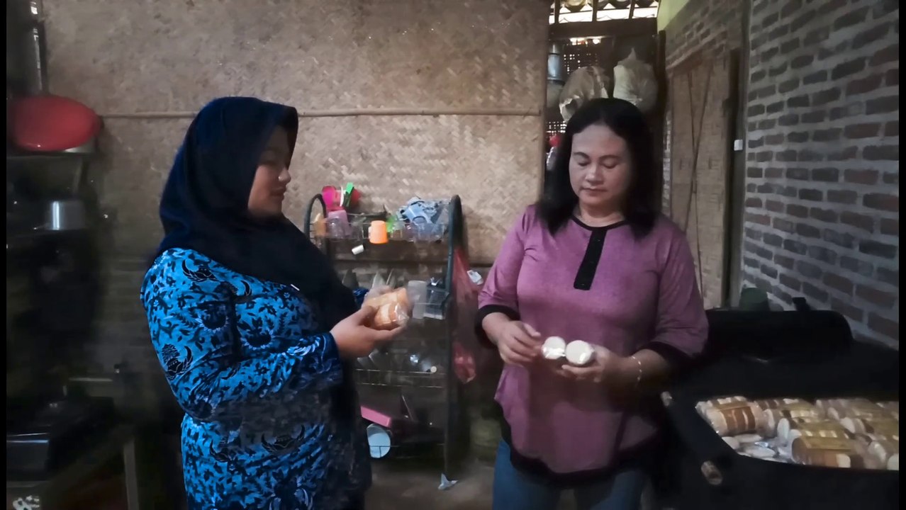 ROTI BOLU BUATAN BU NARTI,  GURIH TIADA TANDING