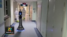 tn7-China- un robot entrenado por médicos se dedica a atender pacientes-190220