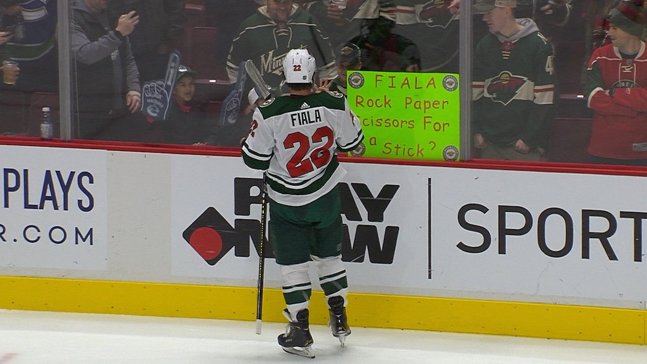 Kevin Fiala plays 'Rock, paper, scissors' with a fan