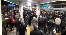 İstanbul'da metro seferlerinde arıza yaşandı, duraklarda yoğunluk oluştu