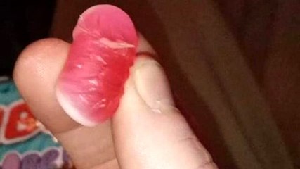 Çocuğuna jelli şekerleme alan baba içinden çıkan tırnağı görünce büyük şok yaşadı