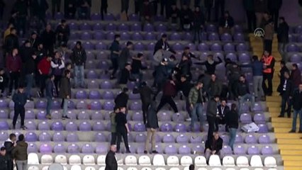 Tribünde kavga eden taraftarlardan polise doğum günü sürprizi