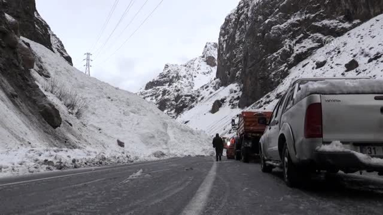 Hakkari-Çukurca kara yoluna çığ düştü