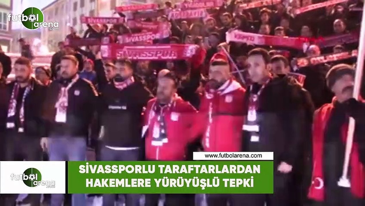 Sivassporlu taraftarlardan hakemlere yürüyüşlü tepki
