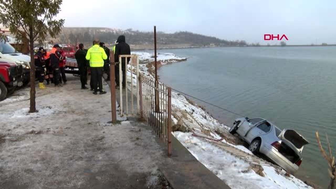Gölete düşen araçtaki 1 kişi öldü, 3 kişi kurtarıldı-3