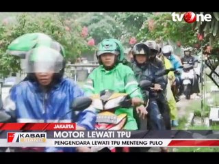 Hindari Macet, Pengendara Motor Nekat Lewat Makam