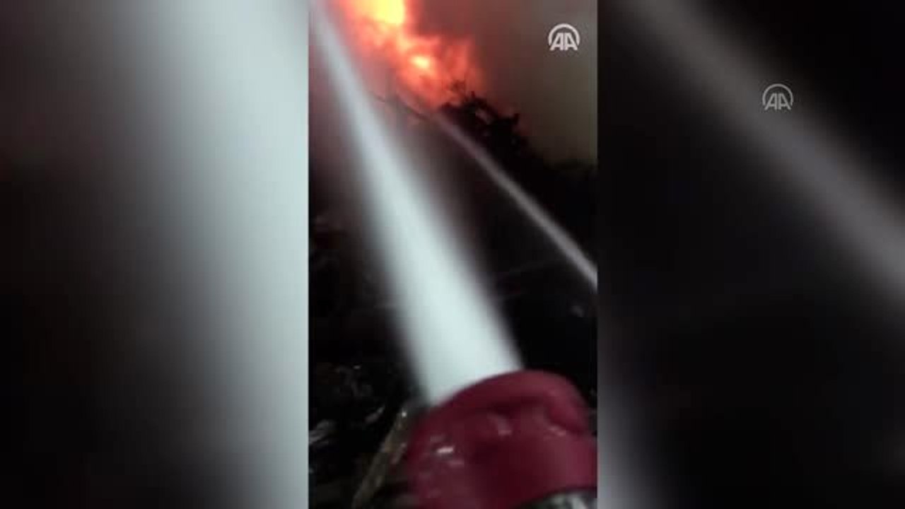 Demir çelik fabrikasının deposunda çıkan yangına müdahale ediliyor (2)