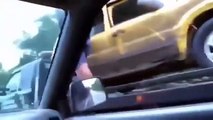 Tom Cruise vole sa propre voiture sur un camion de dépannage en pleine autoroute.