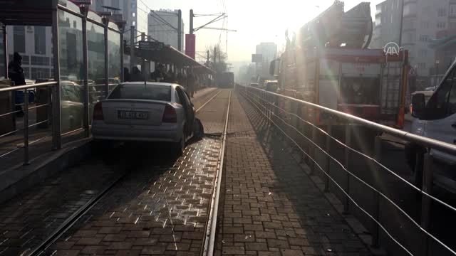 Kazada savrulan otomobil tramvaya çarparak durabildi