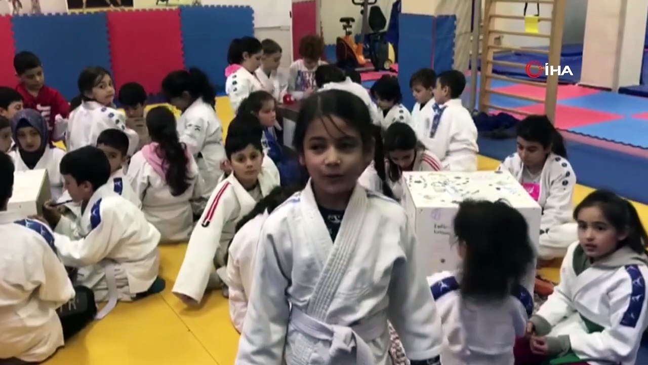 Minik judocular soğukta kalan kediler için harçlıklarıyla kedi evi yaptırdı