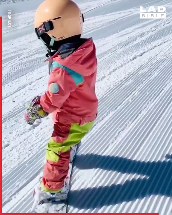 Agée à peine de 4 ans, cette petite fille est une snowboardeuse exceptionnelle.