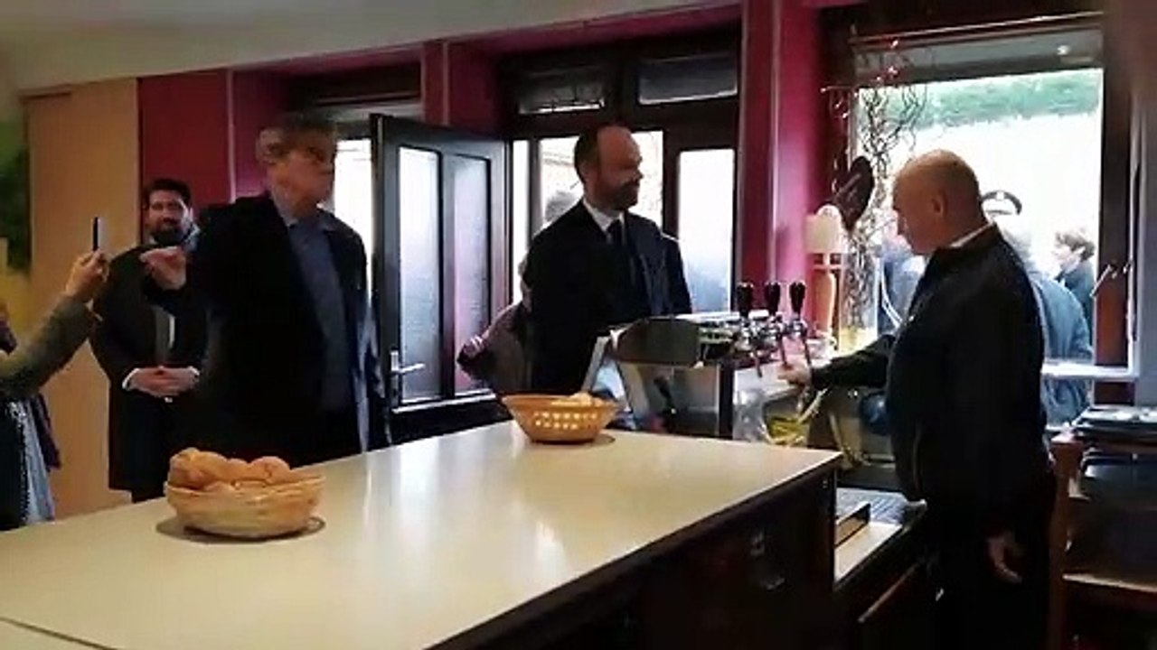 Le Premier ministre Édouard Philippe et le ministre de l'Intérieur Christophe Castaner sont arrivent au café-restaurant "Le Petit Campagnard" à Girancourt